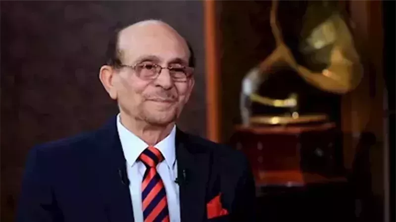 أشرف زكي يطمئن الجمهور على الحالة الصحية للفنان محمد صبحي