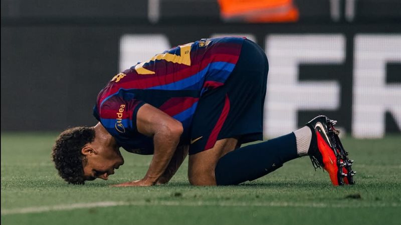 برشلونة يحتفل بحمزة عبد الكريم بعد هدفه الأول في كامب نو