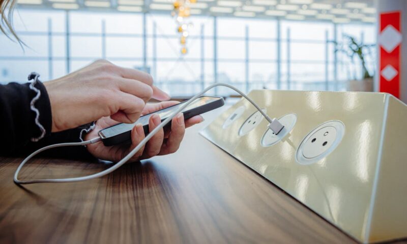هل استخدام الهاتف أثناء الشحن يضر البطارية؟
