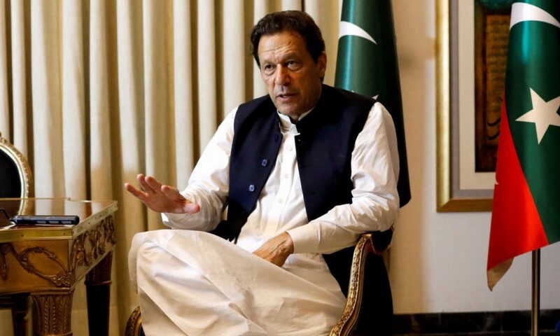 باكستان.. عمران خان “لن يواجه” قائد الجيش إذا أُفرج عنه