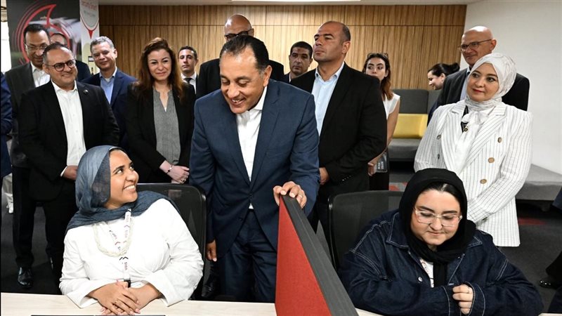تفاصيل زيارة رئيس الوزراء لشركة فودافون للحلول الذكية بالإسكندرية