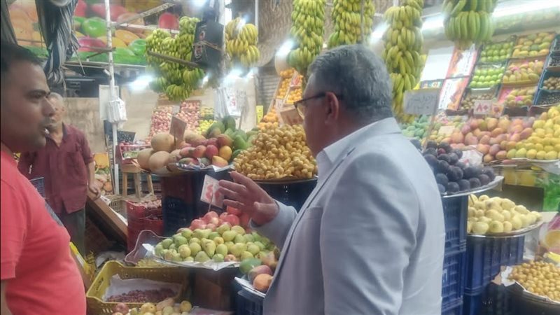 محافظ الدقهلية يتفقد منافذ بيع الخضروات بالمنصورة خلال جولته الليلية