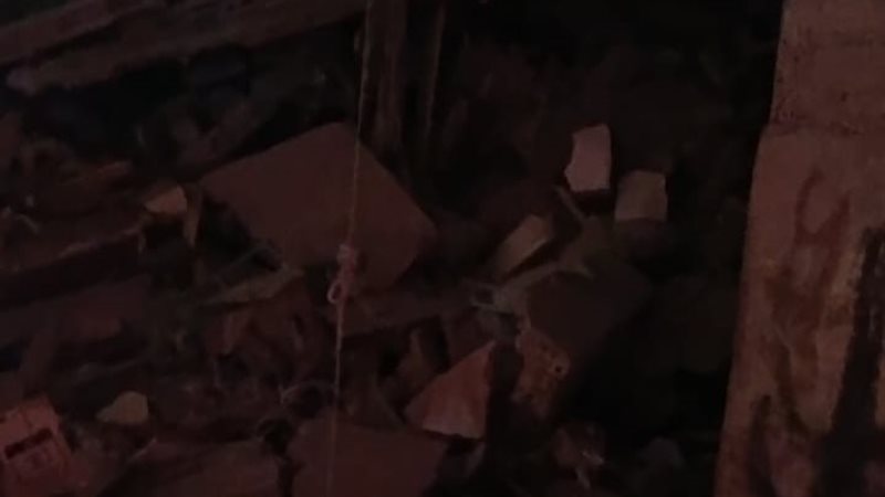 انهيار منزل من 5 طوابق في بنها ونقل مالكه للمستشفى