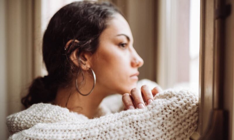 صدمات الطفولة تترك بصمة بيولوجية دائمة على الدماغ
