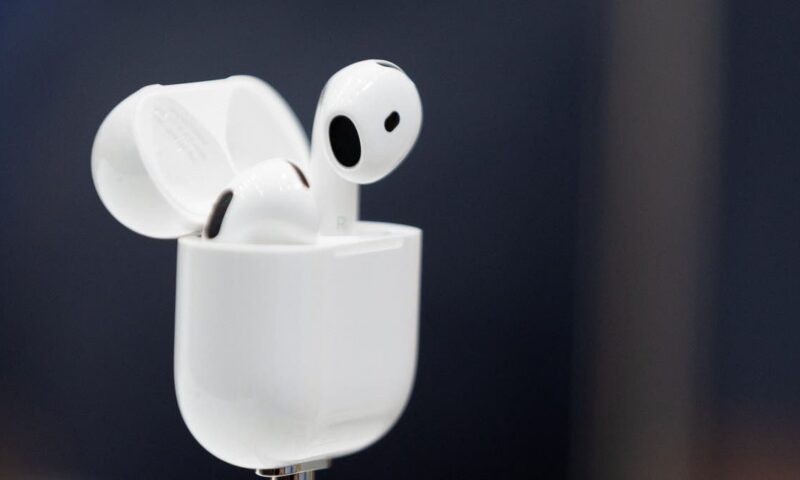 لماذا قد لا تكون AirPods المزودة بكاميرات من “أبل” سماعات للمراقبة كما يخشى البعض؟