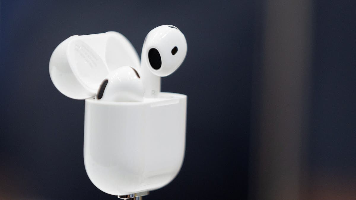 لماذا قد لا تكون AirPods المزودة بكاميرات من “أبل” سماعات للمراقبة كما يخشى البعض؟