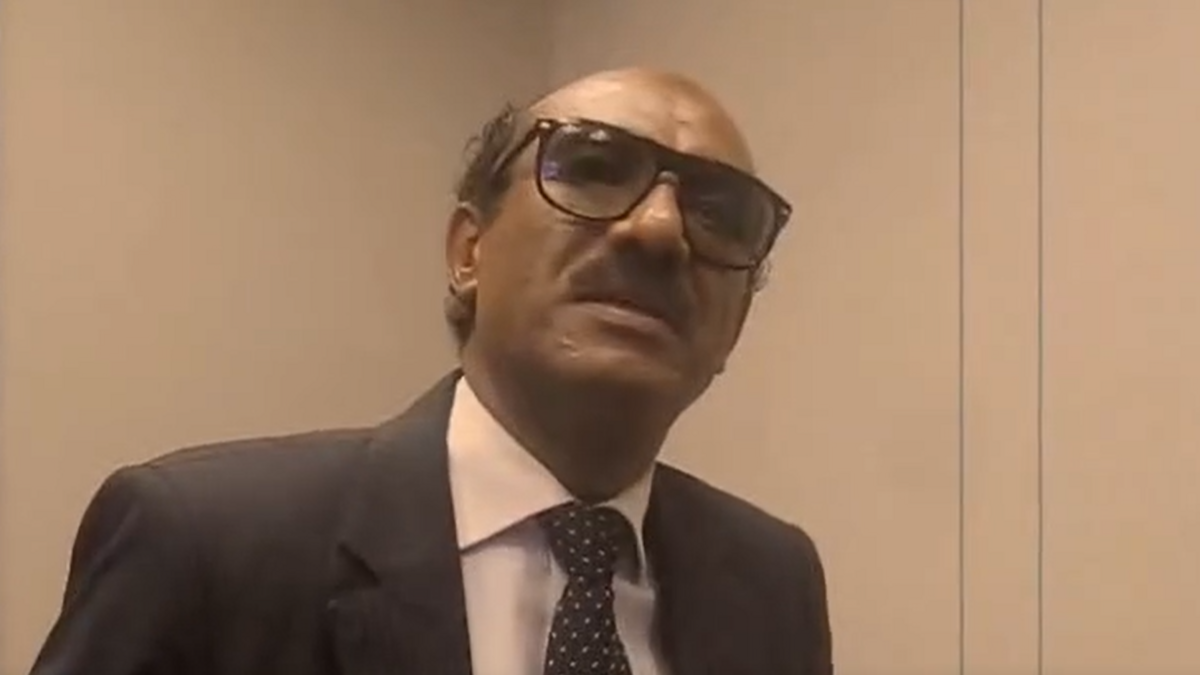 فنان مصري يفاجئ الجميع بتجسيده شخصية أنور السادات