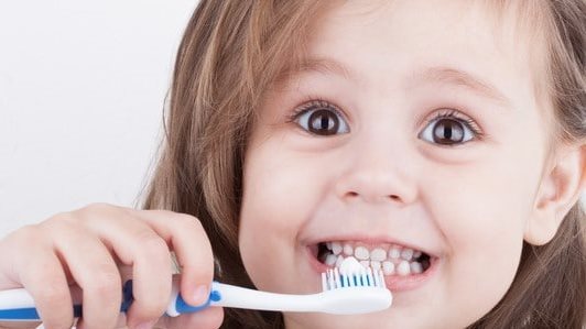 لن تصدق.. تناول هذه الأطعمة يساعد على تبييض الأسنان