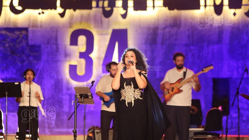 نسمة محجوب تشعل حماس الجمهور بحفل مهرجان القلعة بأغنية تعالي جنبي (فيديو وصور)