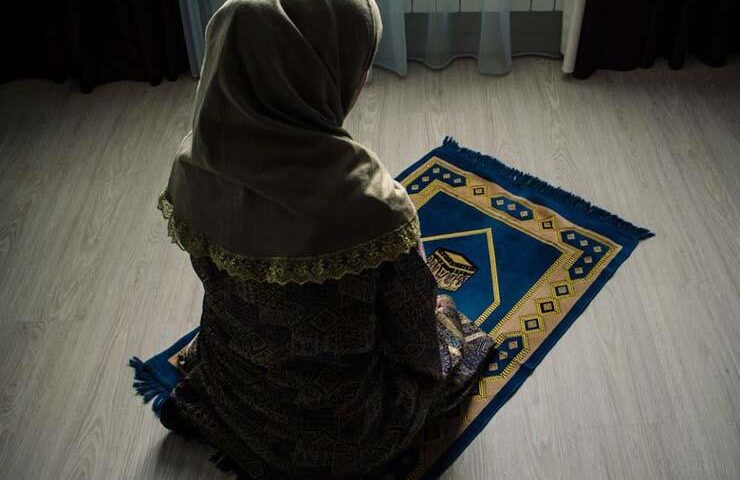 حكم صلاة المرأة في الأماكن العامة أمام الرجال.. عالمة أزهرية تحدد الضوابط الشرعية