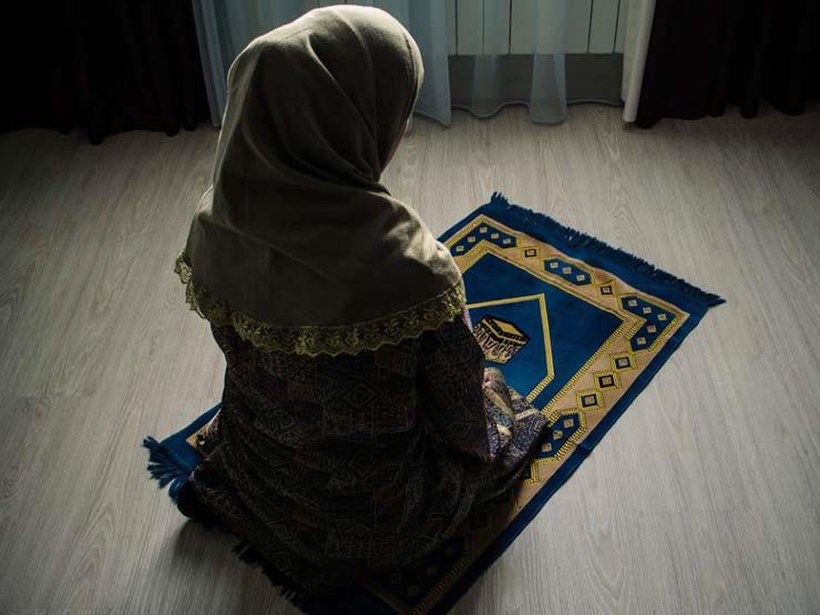 حكم صلاة المرأة في الأماكن العامة أمام الرجال.. عالمة أزهرية تحدد الضوابط الشرعية