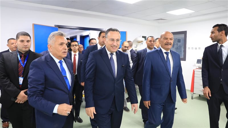 وزير التعليم العالي يفتتح عددا من المشروعات التعليمية والطبية بجامعة السويس