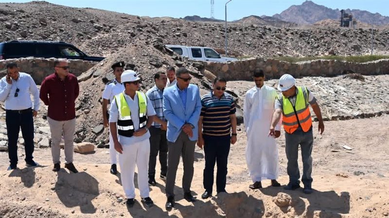 محافظ جنوب سيناء يتفقد خط الطرد بمدينة دهب ويوجه بتنفيذ خط صرف صحي جديد