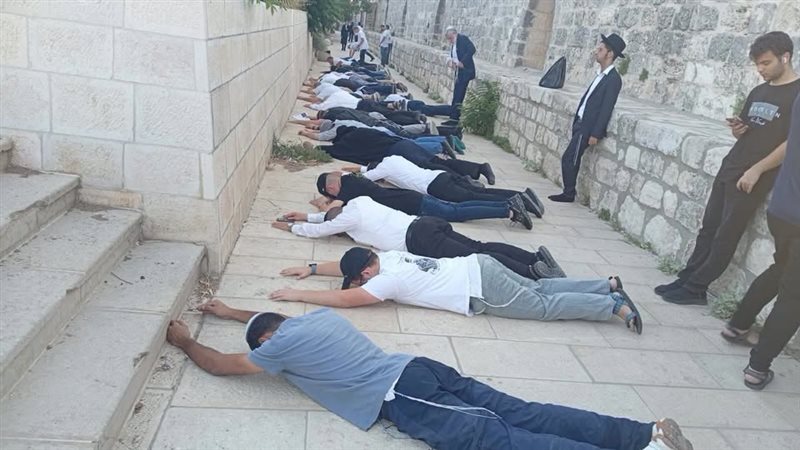 الحاخام الصهيوني المتطرف يهودا جليك يقود عشرات المستوطنين لاقتحام الأقصى (فيديو وصور)