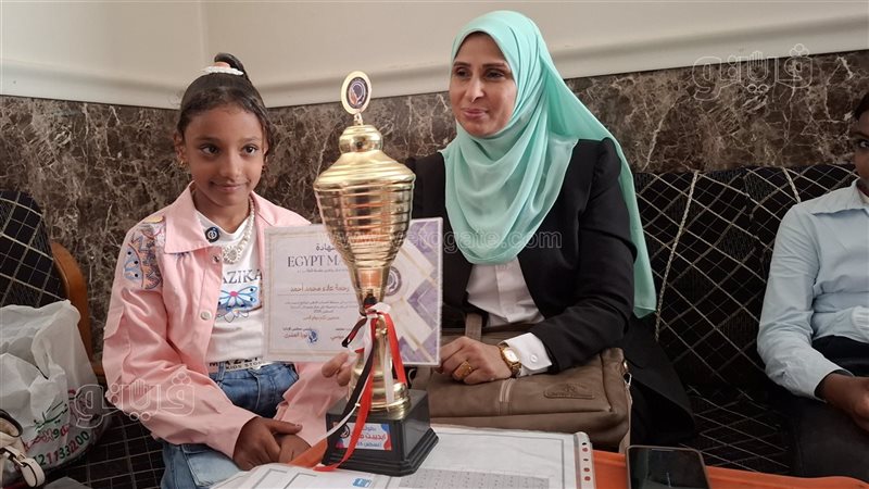 عباقرة الغد، قصة “رحمة” أول تلميذة تحصل على المركز الأول في الحساب الذهني بالصعيد (فيديو)