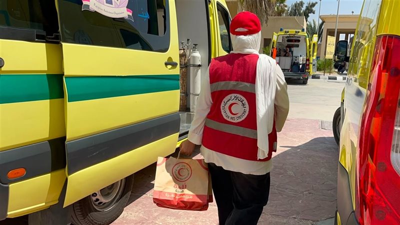 الهلال الأحمر يستقبل الدفعة الـ75 من مرضى غزة بمعبر رفح