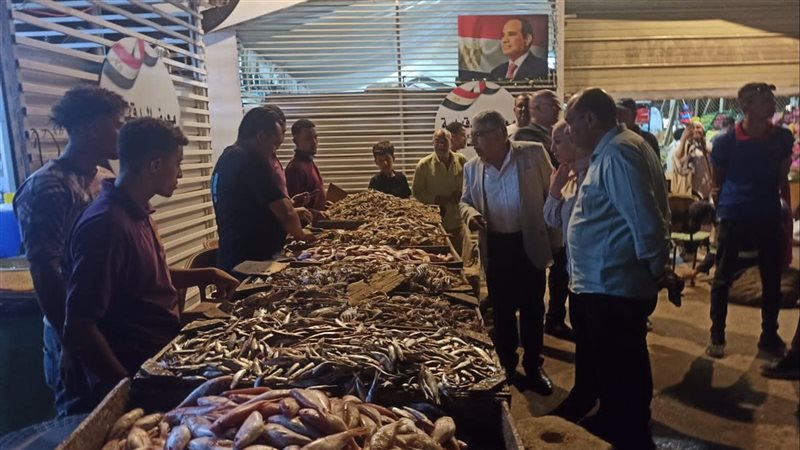 محافظ الدقهلية يتفقد المعرض الدائم للسلع الغذائية بحي شرق المنصورة