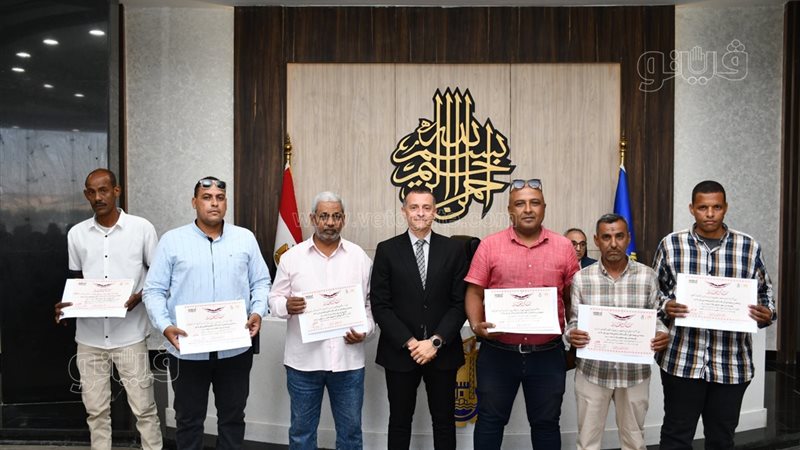 الأمانة في العمل تحمي حقوق المواطنين، محافظ أسوان يكرّم مفتشي “مياه الشرب”