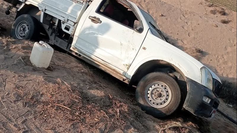 إصابة 11 عاملًا في انقلاب سيارة ربع نقل على الطريق الأوسطي