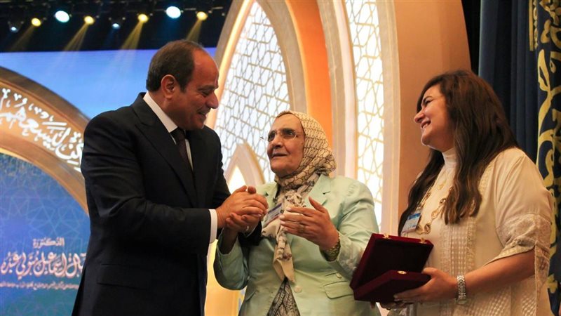 فرحة وأحضان بين الرئيس السيسي وآمال الحاصلة على الدكتوراه في الـ 83 من عمرها