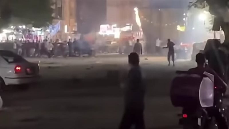 قفلوا الشارع، مشاجرة بالأسلحة البيضاء أمام مستشفى الصدر بالعمرانية، والأهالي يغلقون منازلهم ومحالهم (فيديو)