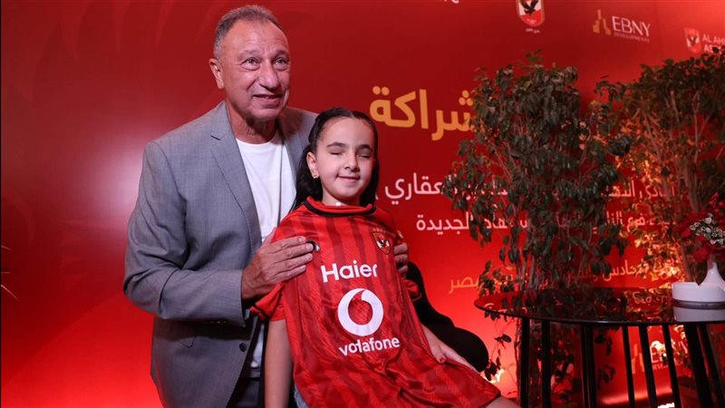 الخطيب يستقبل الطفلة مودة محمد ويهديها قميص الأهلي في لفتة إنسانية (صور)