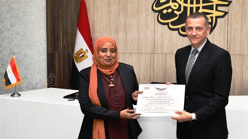 محافظ أسوان يكرم مديرة مدرسة بنبان بحري الإبتدائية