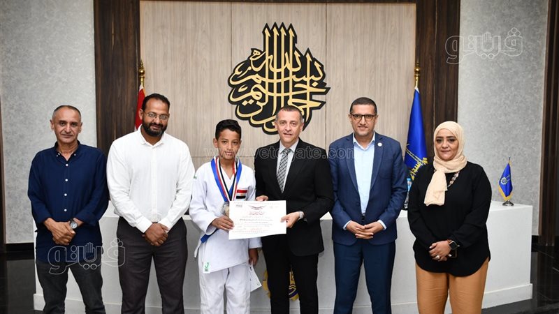 محافظ أسوان يكرّم بطل الجودو مازن محمد بعد فضية البطولة العربية
