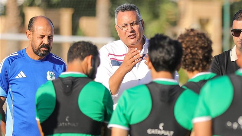 أبو قمر ومحمد موسى يجتمعان بلاعبي المصري قبل انطلاق الدوري (صور)
