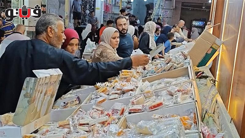 الكيلو بـ 120جنيها، جولة في أقدم سوق لبيع حلاوة المولد بطنطا (فيديو)