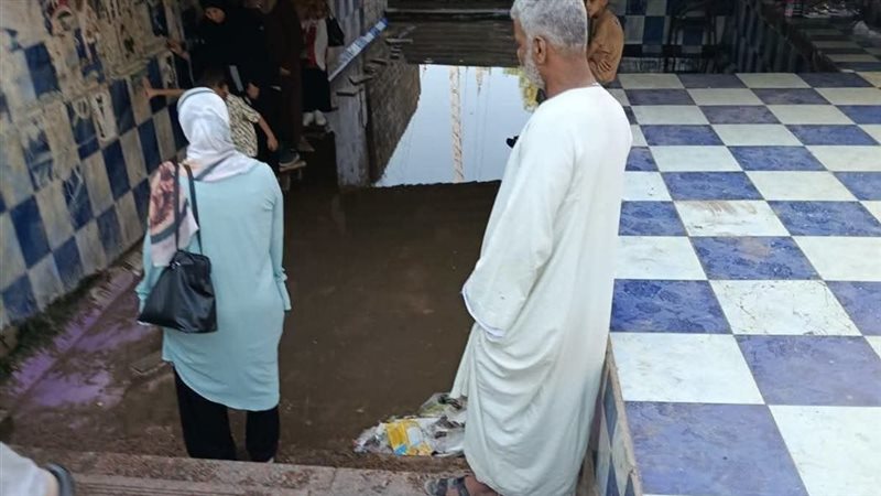 منذ 6 سنوات، غرق نفق فرشوط بقنا يحير المهندسين ويجبر الأهالي على المخاطرة بحياتهم