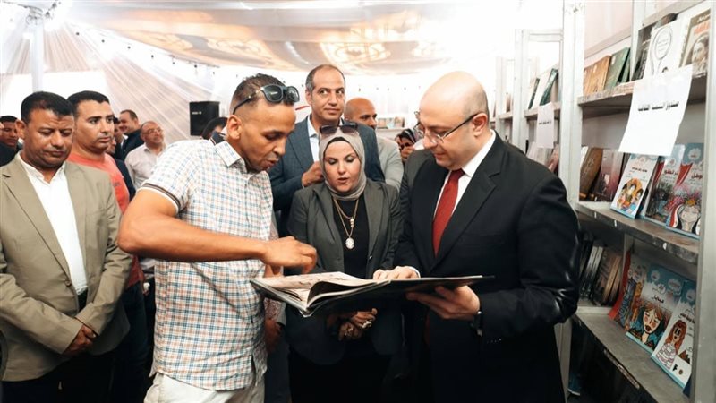 محافظ الفيوم ومفوض هيئة الكتاب يفتتحان الدورة الأولى لمعرض كتاب أبشواي