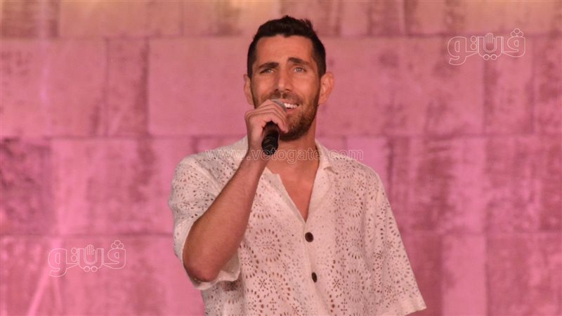 عزيز مرقة يفاجئ جمهور مهرجان القلعة بالمطرب الشعبي حودة بندق على المسرح