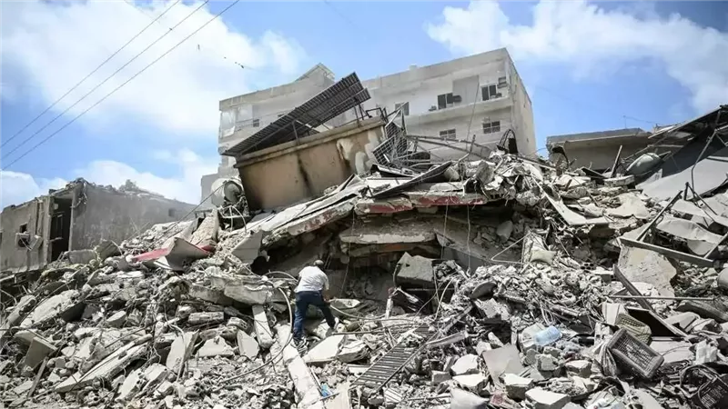 7 شهداء في غارة إسرائيلية على بلدة أنصار جنوبي لبنان (فيديو)