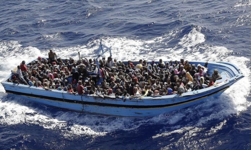 نجاة 15 مصريًا في حادث غرق مركب قبالة طبرق الليبية