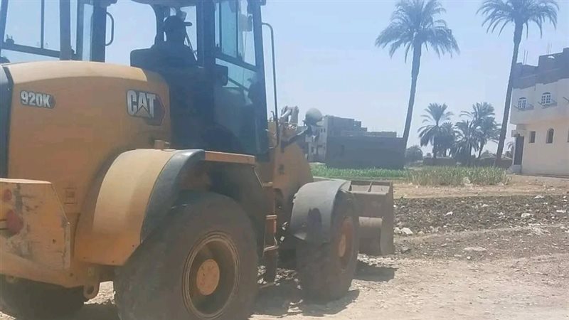 إزالة ملعب مخالف خارج الحيز العمراني بمدخل مدينة قوص بقنا