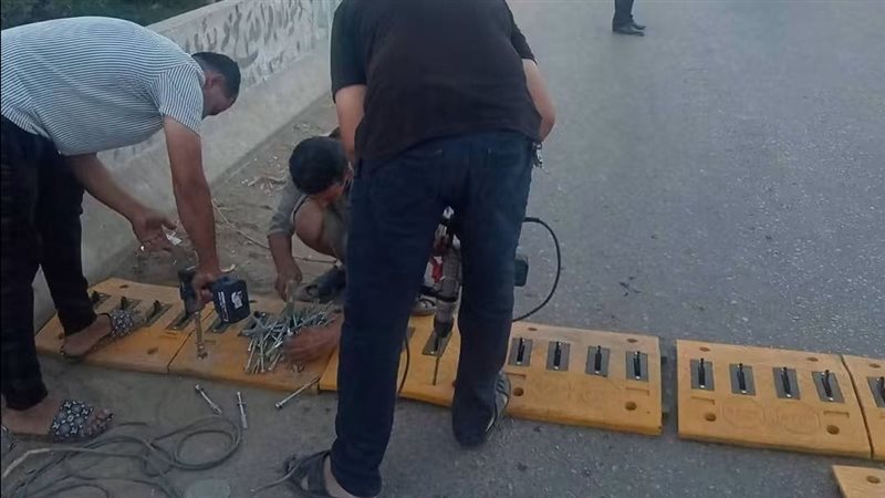 بعد ضبط سائق يسير عكس الاتجاه، محافظ المنوفية يواجه المخالفين بـ”السنون المدببة” (صور)