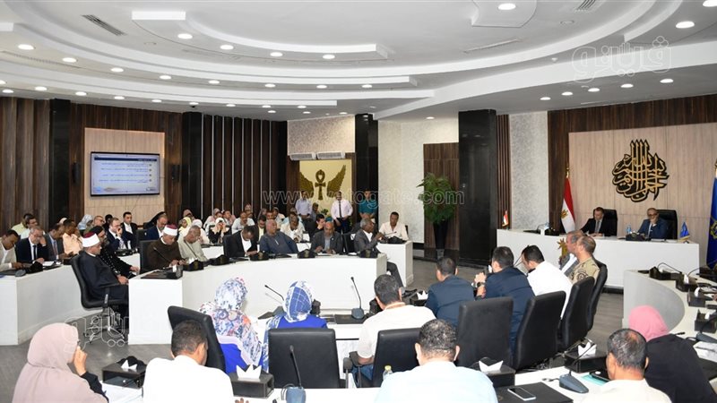 محافظ أسوان يمنح الوحدات المحلية أسبوعًا لحسم المشروعات المتأخرة