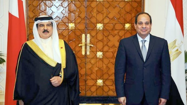 الرئيس السيسي يستقبل العاهل البحريني بمطار العلمين الدولي