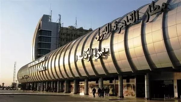 رئيس مطار القاهرة يكرم عاملين لسرعة استجابتهما وإنقاذ حياة طفل