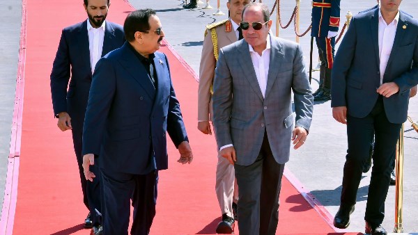 الرئيس السيسي يودع ملك البحرين بمطار العلمين في ختام زيارته إلى مصر
