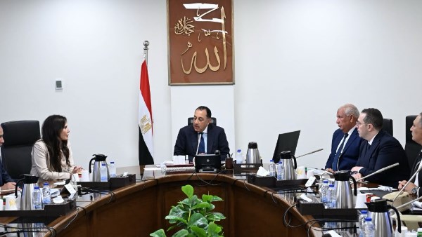 مدبولي يتابع المشروعات التنموية وتقنين الأراضي بالساحل الشمالي الغربي ومطروح