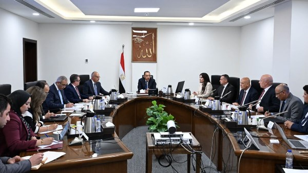الحكومة تستعرض الجداول الزمنية لإدخال مشروعات المياه والصرف الصحي بأسوان الخدمة