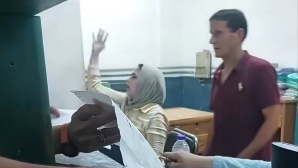 بعد انتشار الفيديو.. إيقاف موظفة بمكتب تأمينات الهرم وإحالتها للتحقيق بسبب تعديها على مواطن