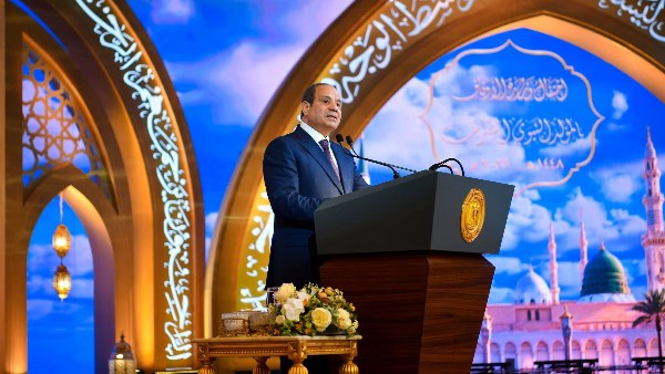 الرئيس السيسي يواجه فوضى السوشيال ميديا ويحذر المطورين العقاريين: «سأكون حادا ولن نغفل حقوق المواطنين»