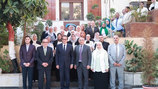 مكافآت مالية تليق بدورهن البطولي.. وزير الصحة يُكرم فرق التمريض بعيادات مدينة نصر