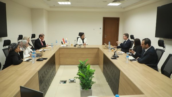 نائب وزير الصحة تبحث سبل التعاون مع الوكالة الفرنسية للتنمية وإكسبيرتيز فرانس