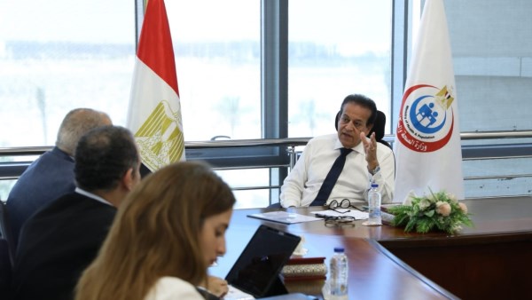 وزير الصحة يبحث التوسع في جراحات استبدال المفاصل باستخدام تقنية الروبوت