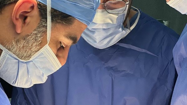 مستشفى الشيخ زايد : إنقاذ حياة مريضة تعاني ورمًا بالغدة الدرقية مخترق للقصبة الهوائية