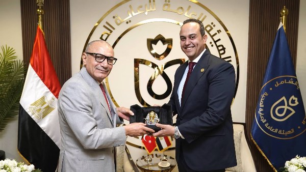 الرعاية الصحية: اتفاق ثلاثي مع «كوتش» و«ميدترونيك» لتدريب 20 طبيبًا على الجراحات الروبوتية